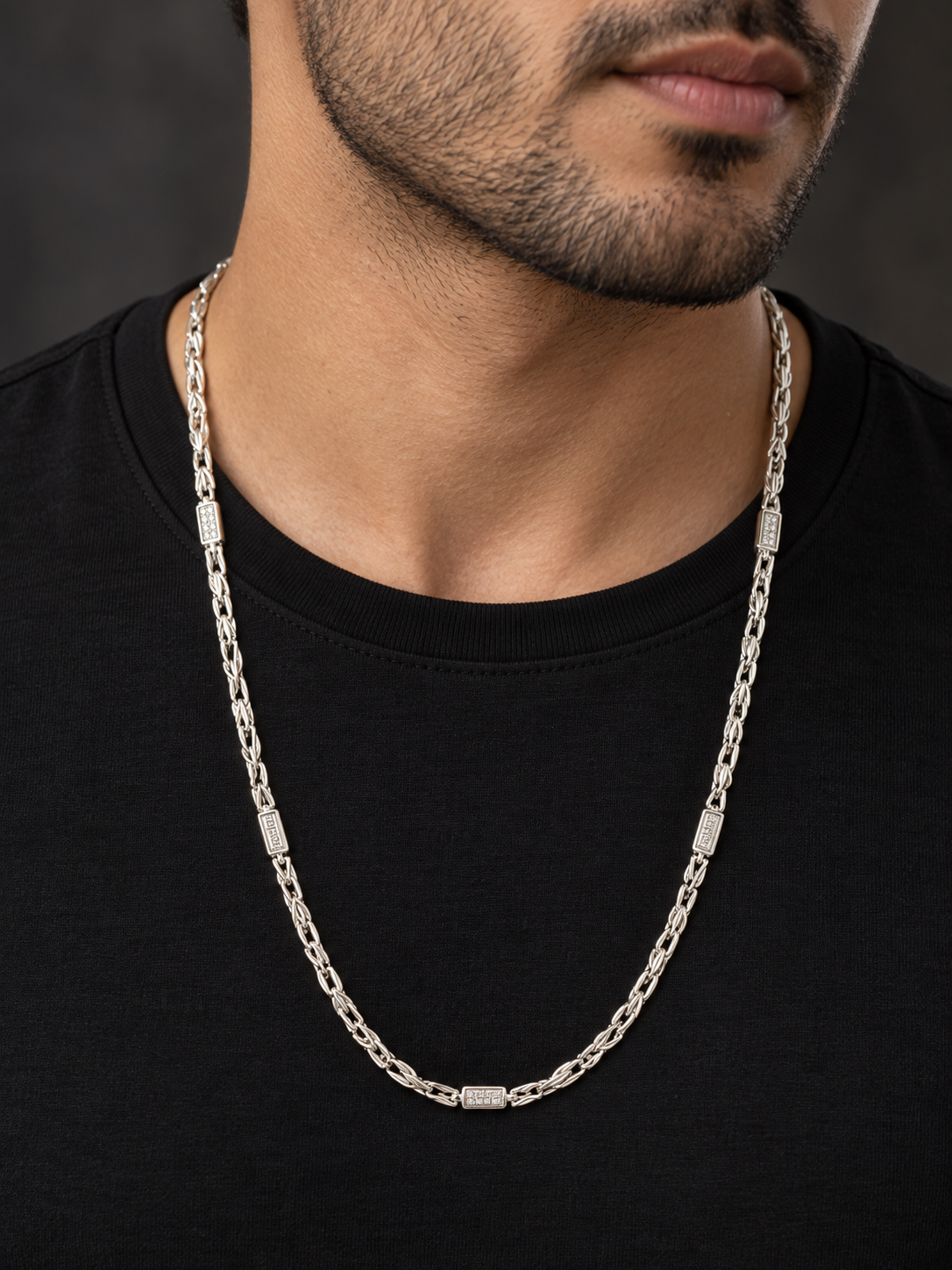 925 Sterling Silver Men's Textured Link Chain - 25 cm - Model Wearing