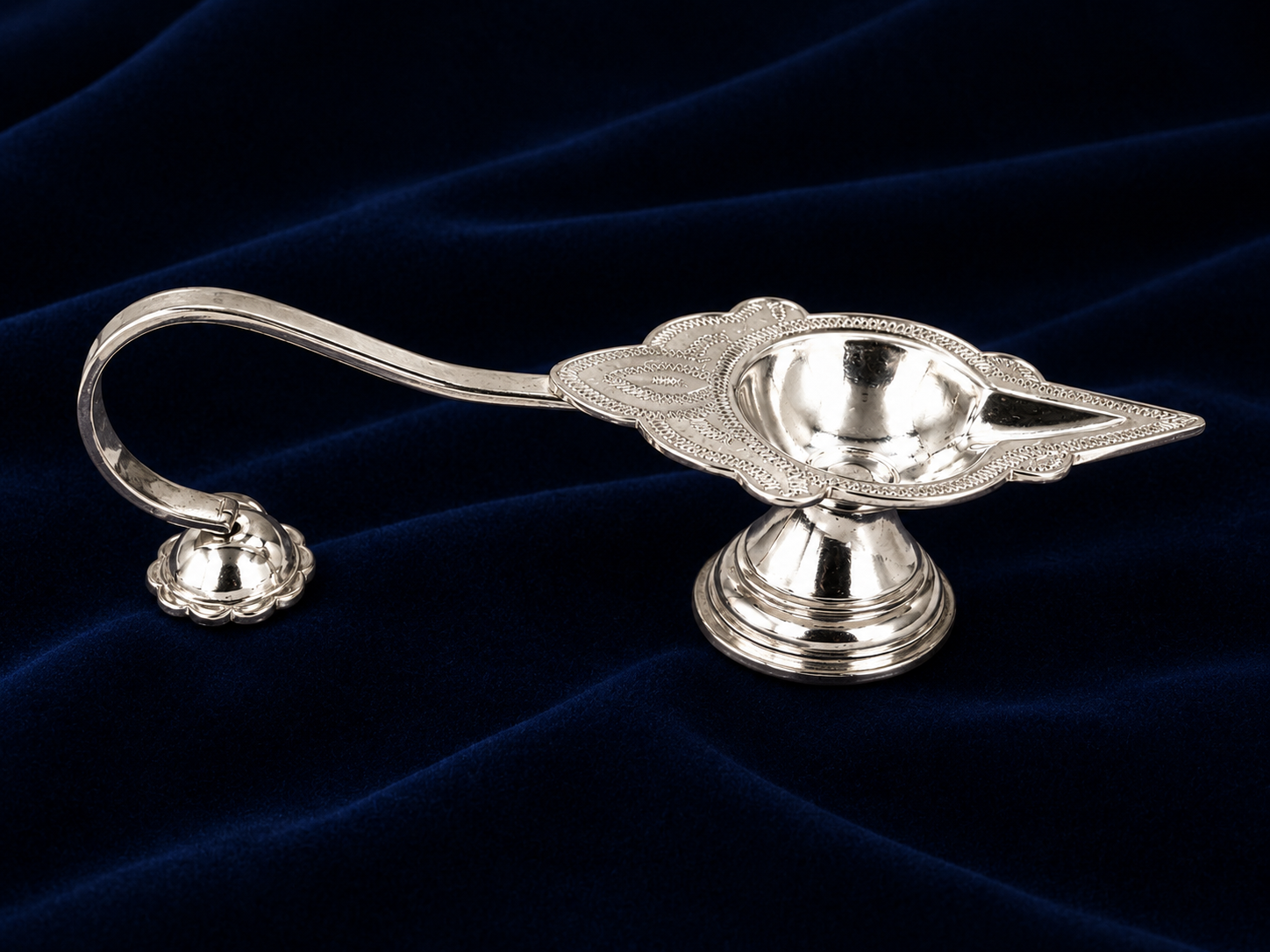 Real Silver Compact Leaf Design Aarti Diya with Handle – Pooja Lamp - image 3