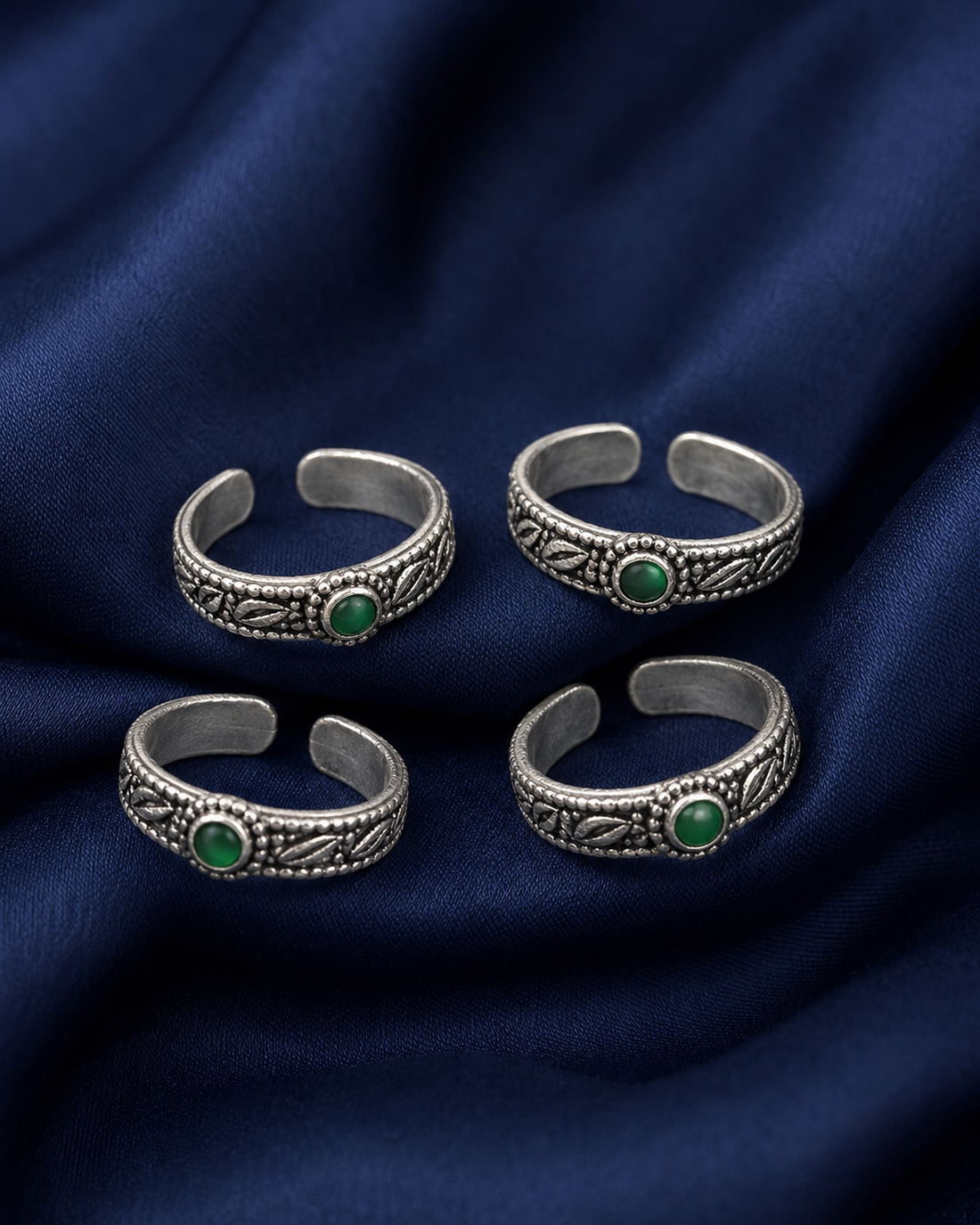 925 Sterling Silver Women's Green Stone Oxidised Band Toe Rings - Set of 4 - Navy Blue Background