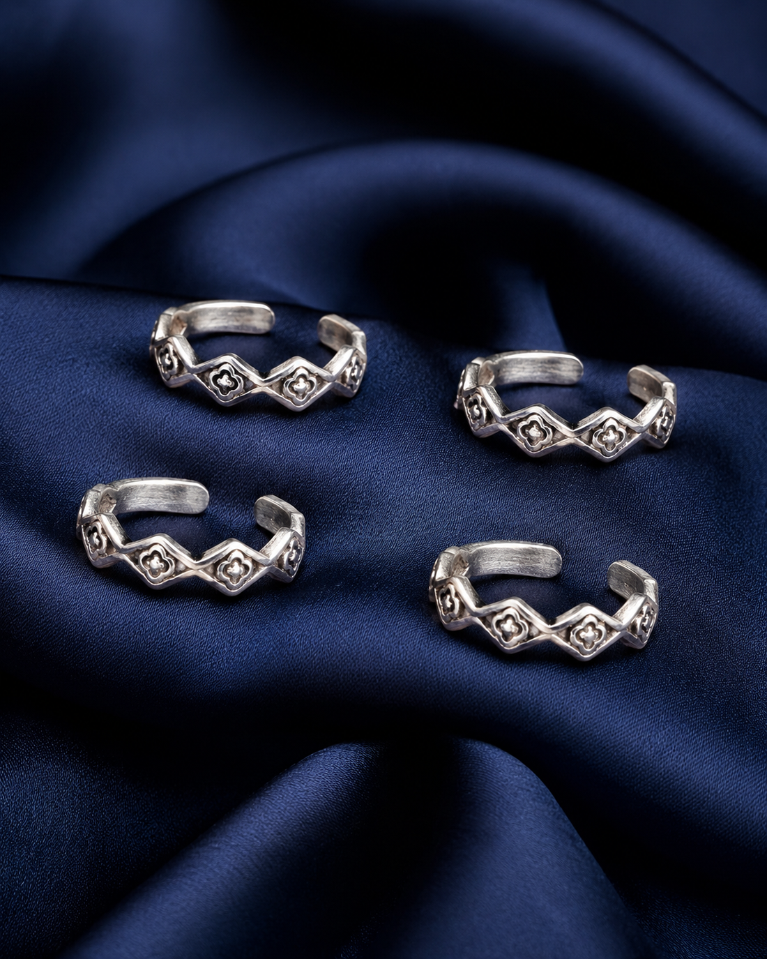 925 Sterling Silver Women's Diamond Motif Oxidised Band Toe Rings - Set of 4 - Navy Blue Background