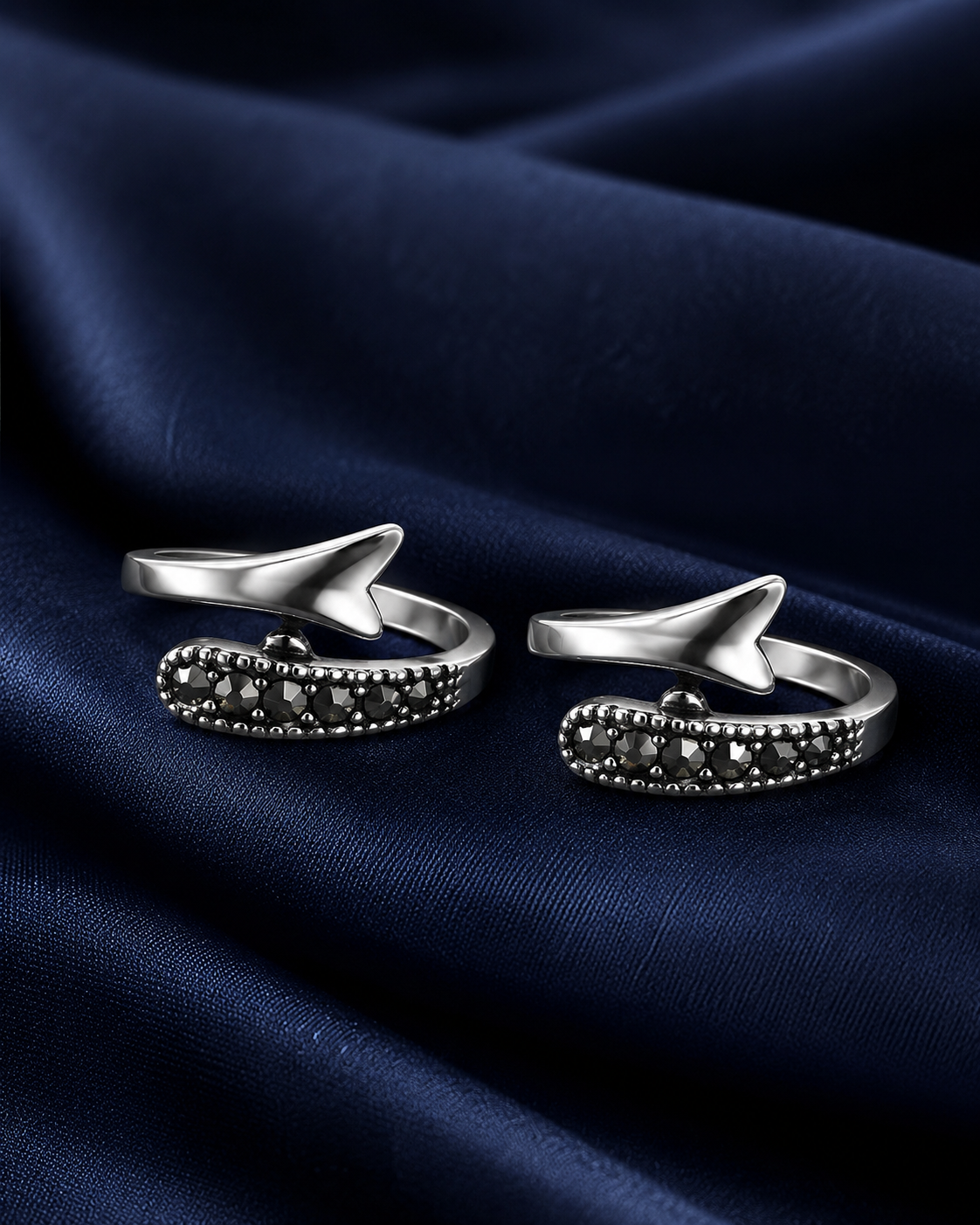 925 Sterling Silver Women's Leaf Wing Oxidised Toe Rings - Pair - Navy Blue Background