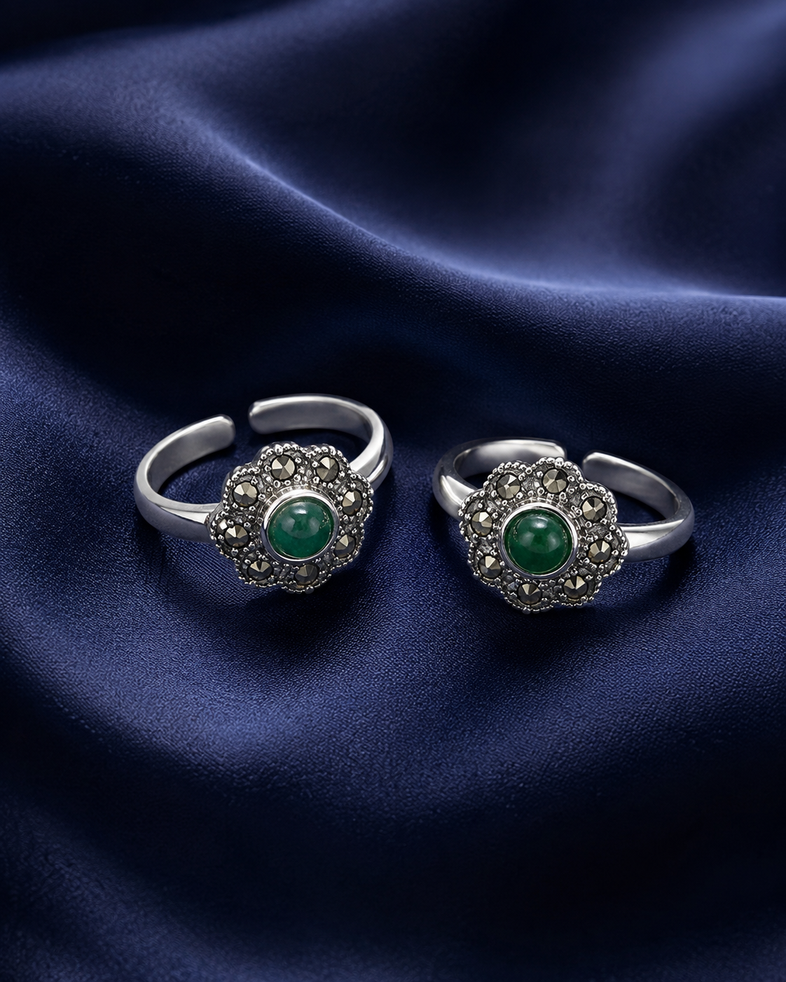 925 Sterling Silver Women's Emerald-Tone Floral Halo Toe Rings - Pair - Navy Blue Background