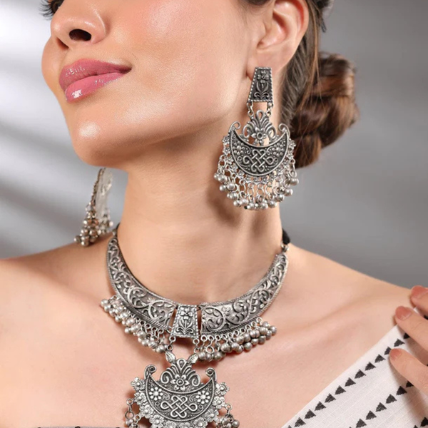 Floating luxury jewelry element